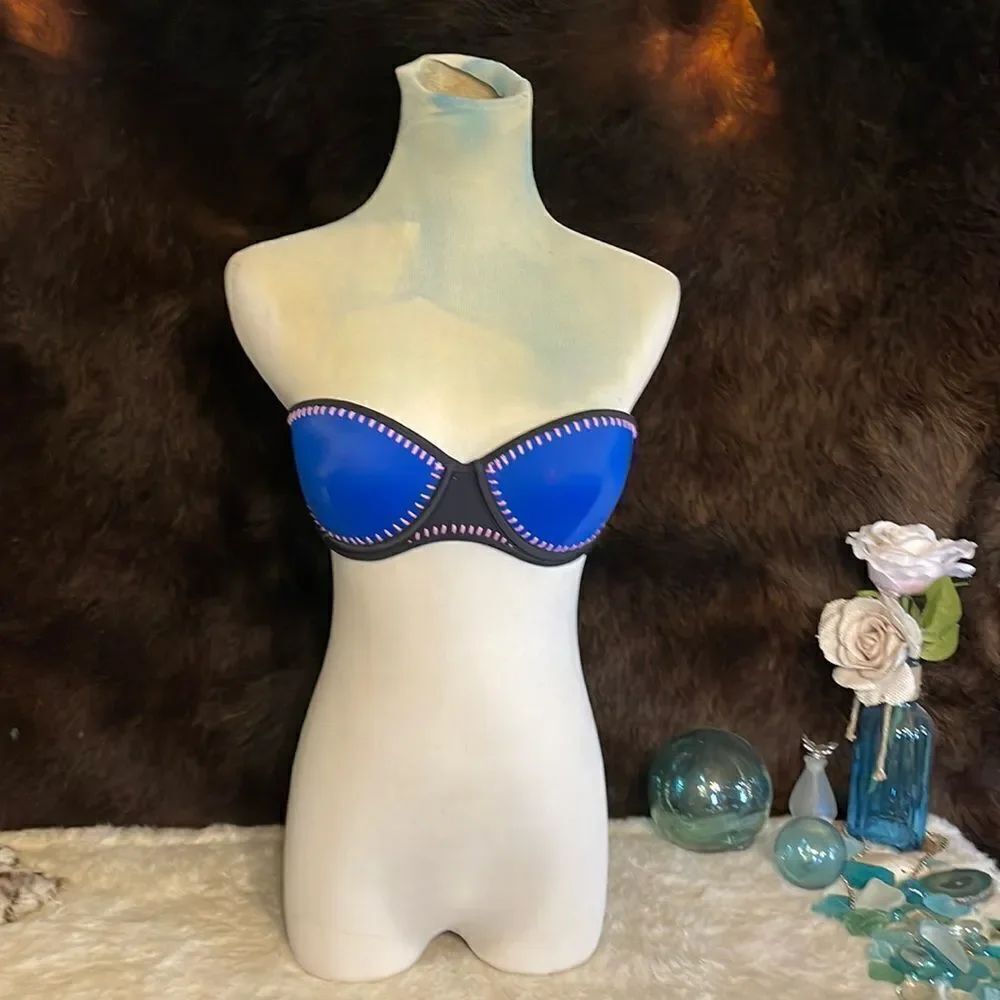 Victoria’s Secret swim top 36B (3650)